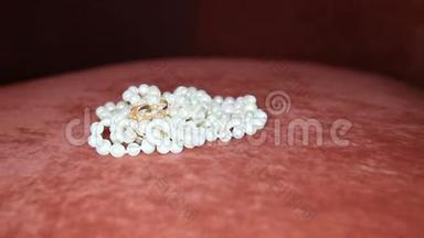 珍珠项链上的结婚戒指